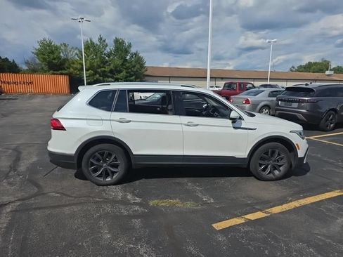 Used 2023 Volkswagen Tiguan SE w/ Panoramic Sunroof Package FWD image 2