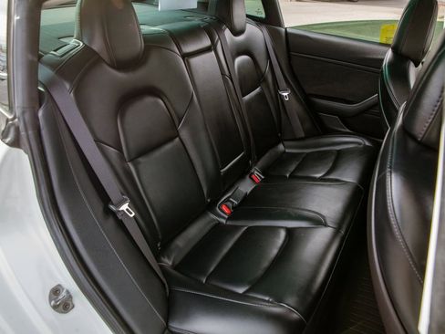 Used 2019 Tesla Model 3 Standard Range image 12