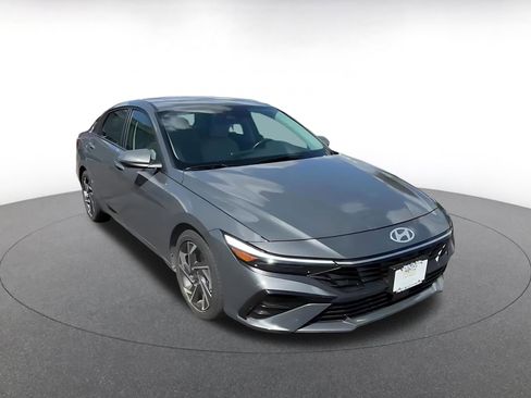 Used 2025 Hyundai Elantra Limited image 3
