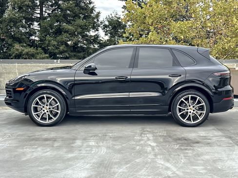 Used 2023 Porsche Cayenne image 2