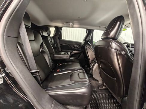 Used 2019 Jeep Cherokee Latitude Plus w/ Comfort/Convenience Group AWD/4WD image 22