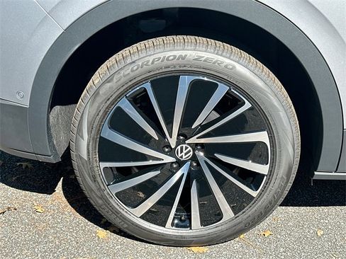 New 2025 Volkswagen ID.4 Pro image 17