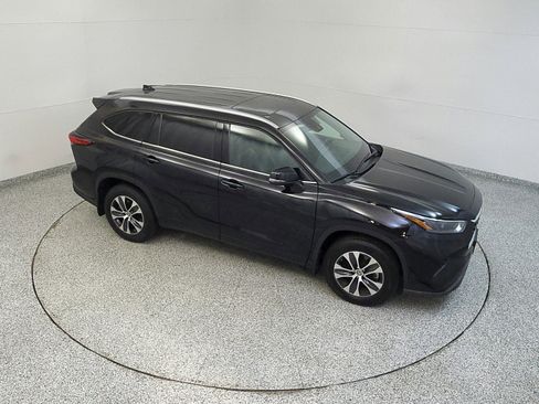 Used 2022 Toyota Highlander XLE AWD/4WD image 16