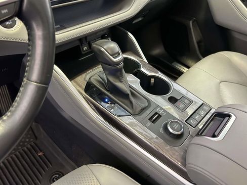 Certified 2021 Toyota Highlander Limited AWD/4WD image 23