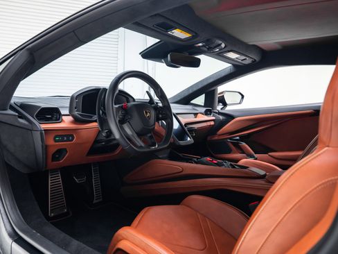 Used 2025 Lamborghini Revuelto image 2