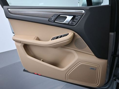 Certified 2022 Porsche Macan image 8