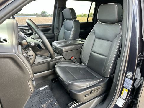 Used 2023 Chevrolet Suburban Premier image 11