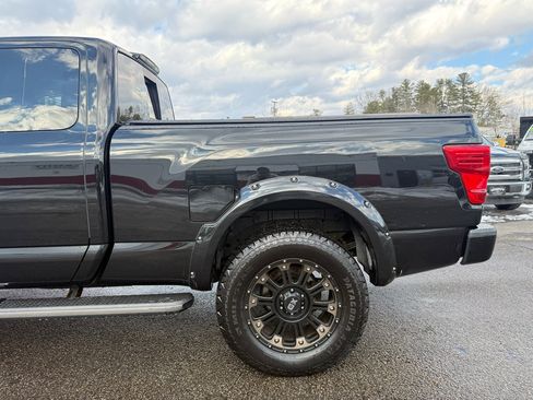 Used 2017 Nissan Titan SV image 11