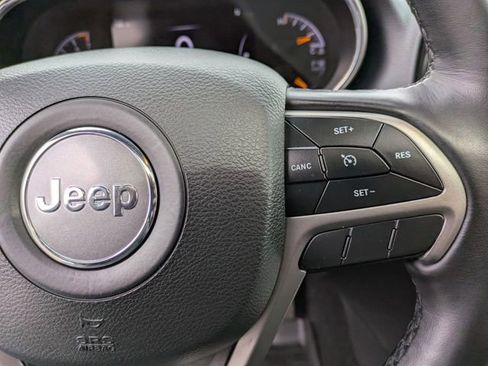 Used 2021 Jeep Grand Cherokee Laredo X image 15