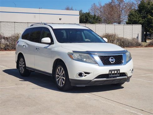 Used 2015 Nissan Pathfinder SV image 3