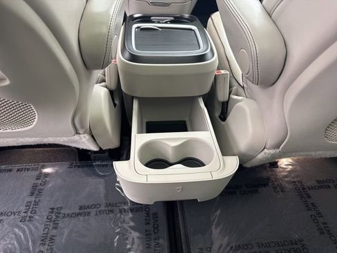 Used 2020 Chrysler Pacifica Limited w/ Advanced Safetytec Group image 36