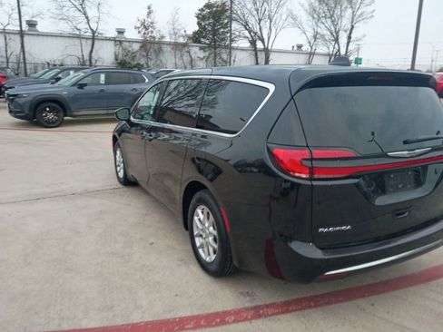 Used 2025 Chrysler Pacifica Select image 11