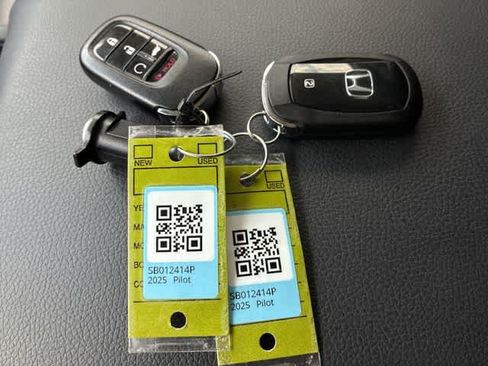Used 2025 Honda Pilot EX-L image 36