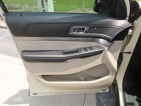 Used 2018 Ford Explorer XLT FWD image 20