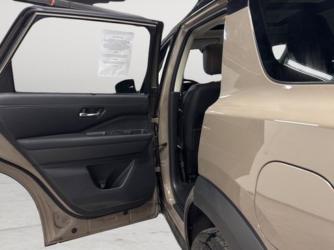 Used 2024 Nissan Pathfinder Platinum image 28