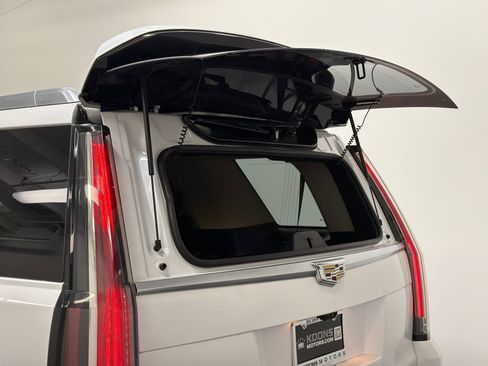 Used 2018 Cadillac Escalade Luxury RWD image 8