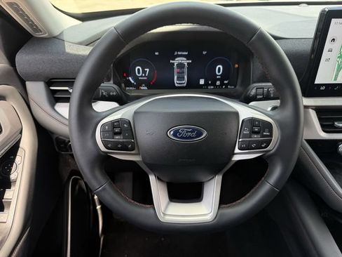 Used 2025 Ford Explorer Active RWD image 12