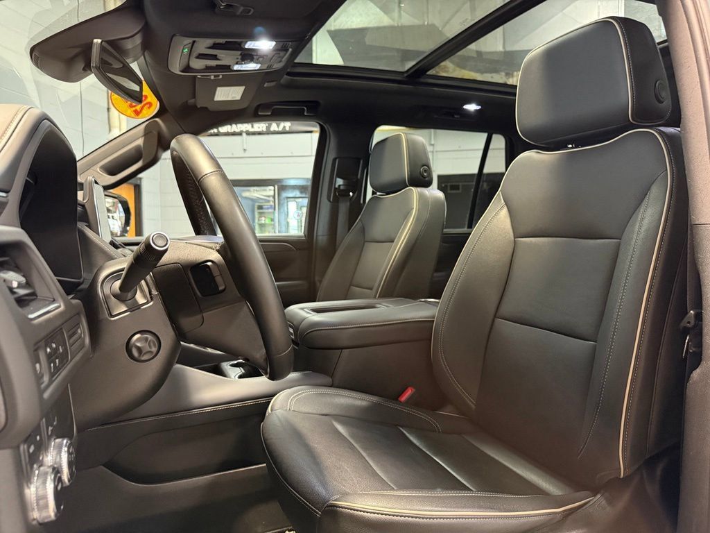 Used 2023 GMC Yukon SLT w/ SLT Premium Package AWD/4WD image 9