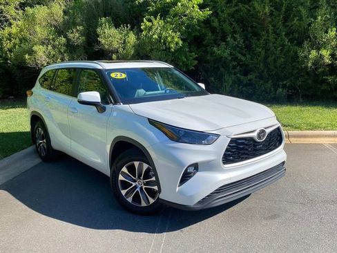 Used 2023 Toyota Highlander XLE AWD/4WD image 1