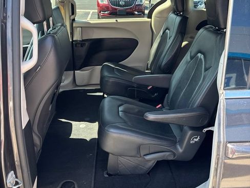 Used 2019 Chrysler Pacifica Touring-L FWD image 16