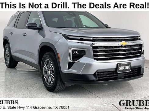 Used 2024 Chevrolet Traverse LT FWD image 1