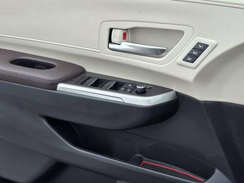 Used 2023 Toyota Sienna Platinum FWD image 17