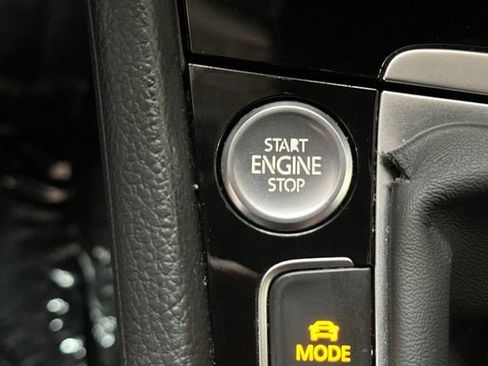 Used 2018 Volkswagen Golf R 4-Door image 27