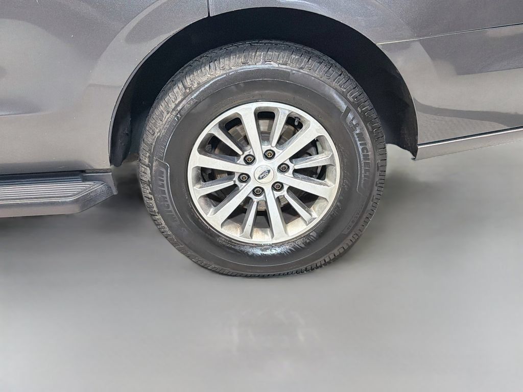 Used 2018 Ford Expedition XLT AWD/4WD image 32