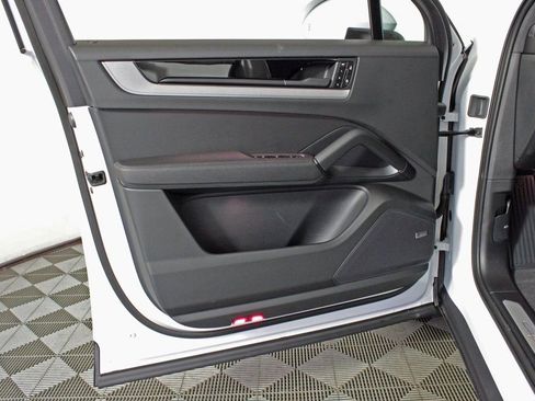 Certified 2025 Porsche Cayenne image 16