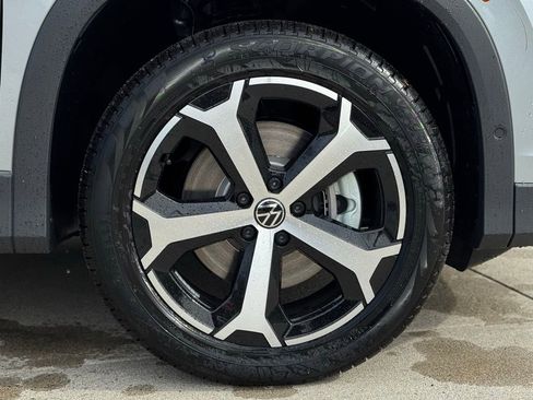 New 2025 Volkswagen Tiguan SE image 7