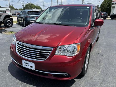 Used 2016 Chrysler Town & Country Touring w/ Driver Convenience Group FWD image 8