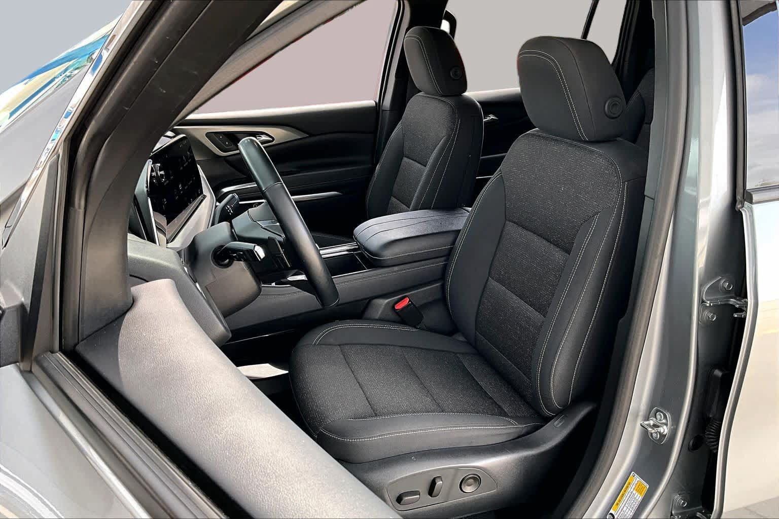 Used 2025 Chevrolet Traverse LT FWD image 8