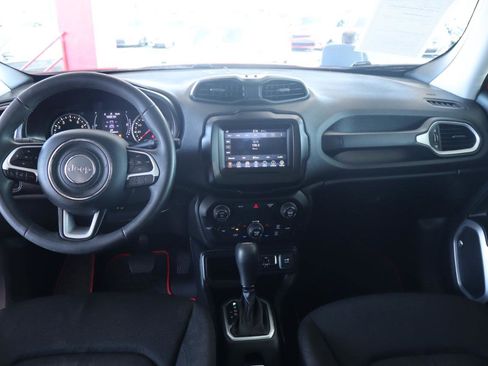 Used 2018 Jeep Renegade Latitude w/ Popular Equipment Group FWD image 16