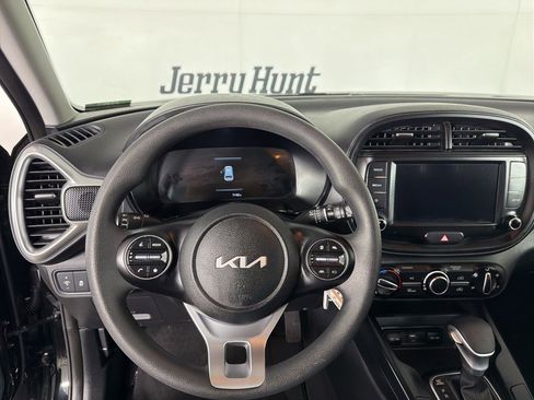 Used 2025 Kia Soul LX image 11