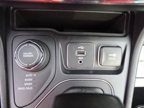 Used 2019 Jeep Cherokee 4WD Latitude image 25