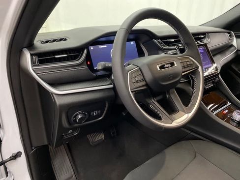 Used 2025 Jeep Grand Cherokee L Laredo AWD/4WD image 2