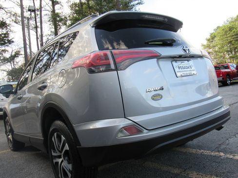 Used 2018 Toyota RAV4 LE FWD image 5