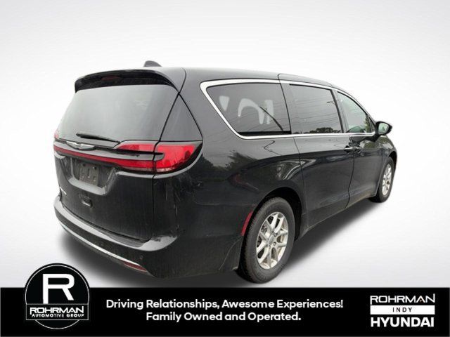 Used 2024 Chrysler Pacifica Touring-L FWD image 5