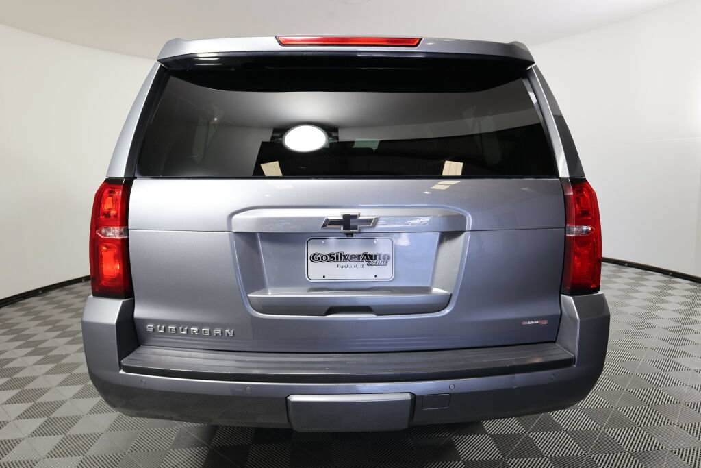 Used 2018 Chevrolet Suburban LT w/ Luxury Package RWD image 3