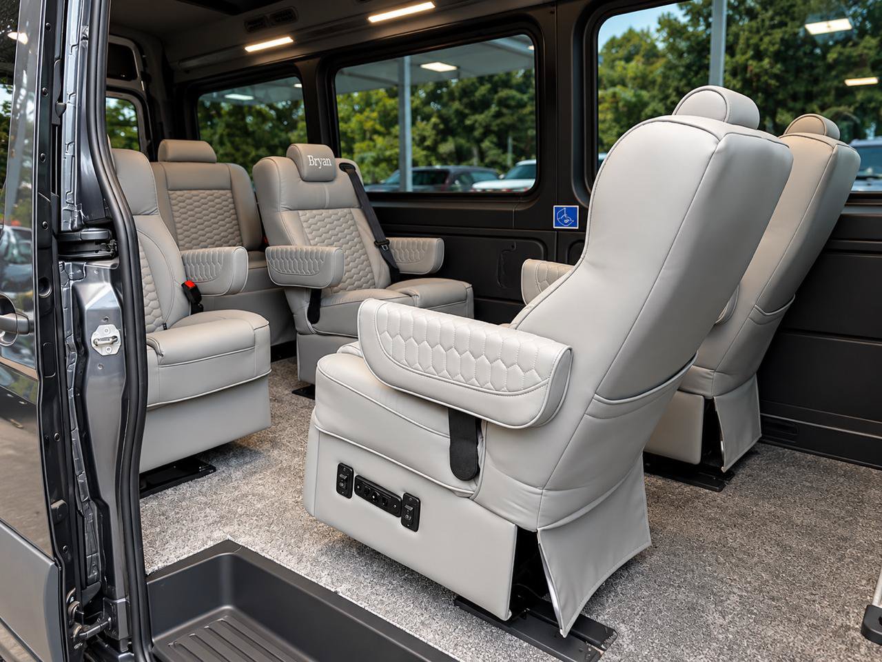 Used 2024 Mercedes-Benz Sprinter 2500 image 9