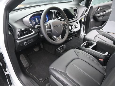 New 2026 Chrysler Voyager LX image 9