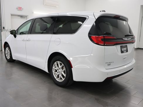 Used 2024 Chrysler Pacifica Touring-L FWD image 5