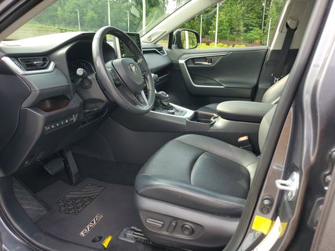Used 2020 Toyota RAV4 Limited AWD/4WD image 17