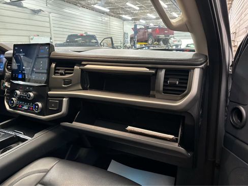 Used 2023 Ford Expedition XLT AWD/4WD image 32