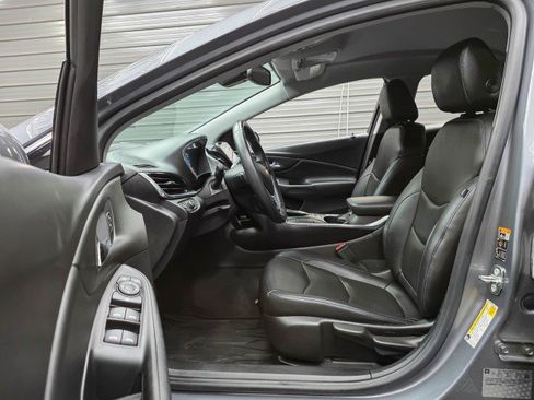 Used 2018 Chevrolet Volt Premier w/ Driver Confidence Package FWD image 13