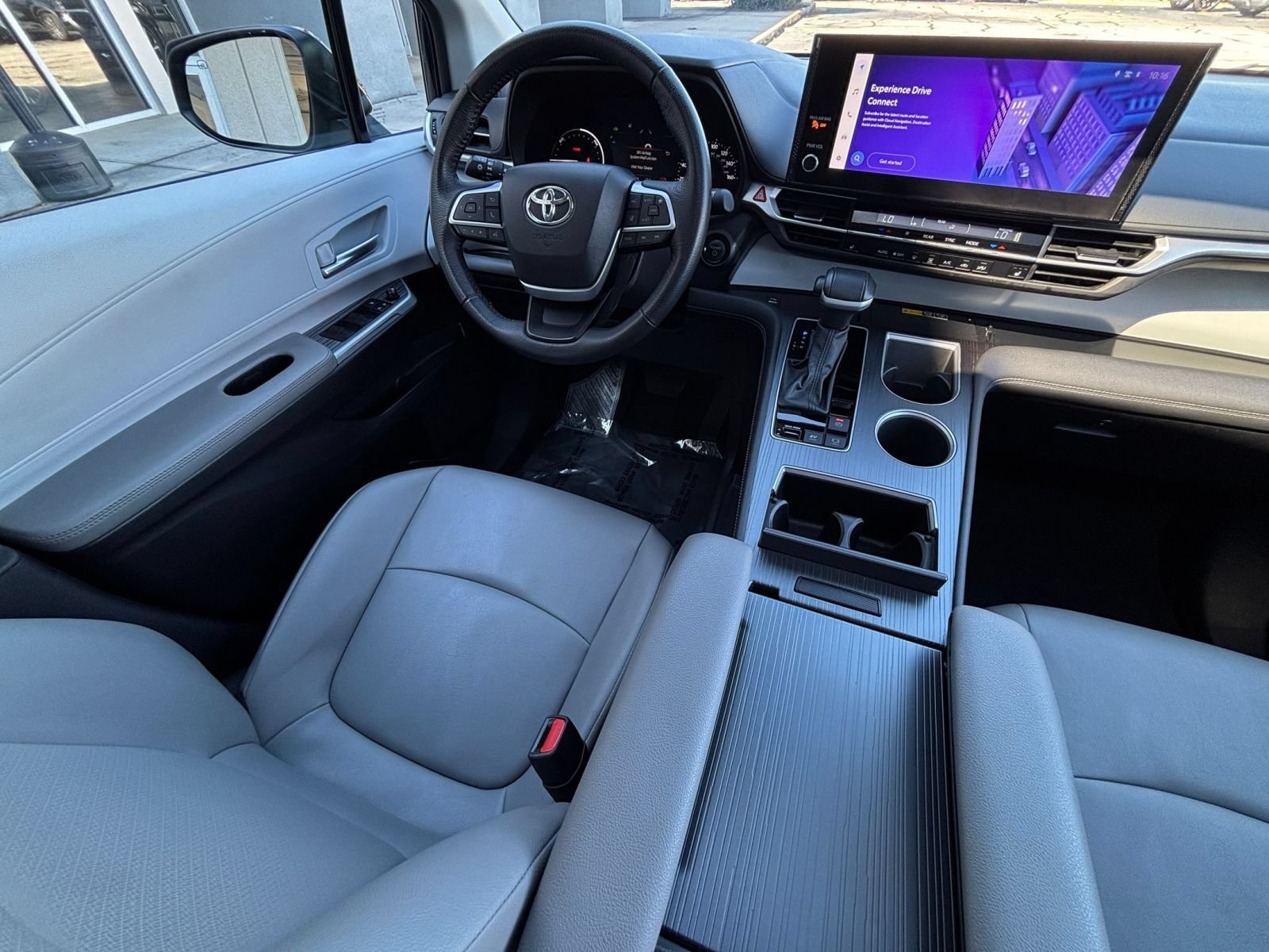 Used 2025 Toyota Sienna XLE FWD image 36