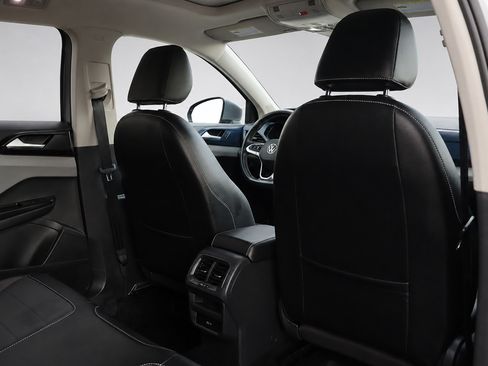Used 2022 Volkswagen Taos SE w/ Panoramic Sunroof Package FWD image 15