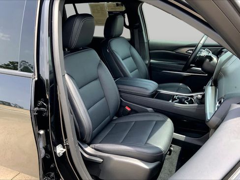 Used 2025 Chevrolet Traverse LT FWD image 9