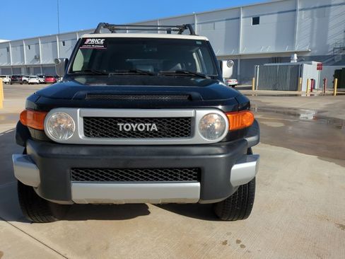 Used 2012 Toyota FJ Cruiser 4WD w/ Upgrade Pkg image 2