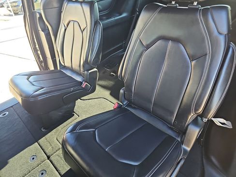 Used 2025 Chrysler Pacifica Select image 15